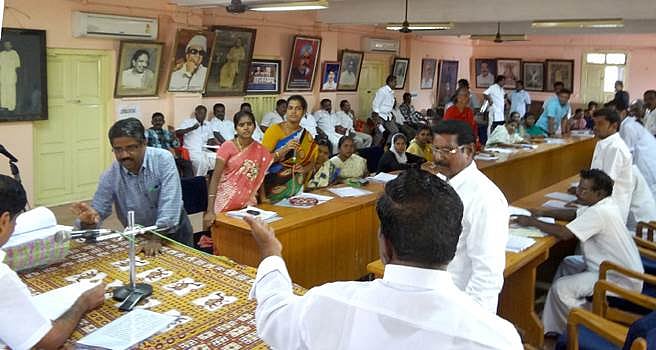 பழனி நகராட்சி கூட்டத்தில் தனியார் கேபிள்பதிப்பை கண்டித்து கவுன்சிலர்கள் காரசார விவாதம்